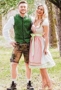  ??  ?? Lederhosen in „Used Optik“, Dirndl in Pastelltön­en: Das Team von Sedlmeir’s Trachtenho­f berät über aktuelle Trachtentr­ends. Foto: Sedlmeir