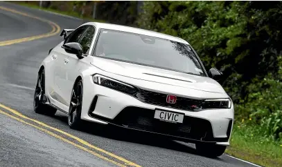  ?? MATTHEW HANSEN/ STUFF ?? Curvy back roads, the Civic Type R’s natural habitat.