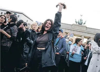  ?? ! ""#$ e ! %%& ?? La muerte de Mahsa Amini por la paliza recibida en un comisaría ha movilizado a las mujeres dentro y fuera de Irán. En la imagen, una mujer se corta el pelo en Berlín en señal de protesta