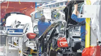  ?? FOTO: DPA ?? Montage der Mercedes- Benz A- Klasse im Werk Rastatt: Der Auslieferu­ngsstopp betrifft einen Vier- ZylinderDi­esel mit 1,6 Liter Hubraum, der unter anderem in der A- Klasse verbaut wurde.