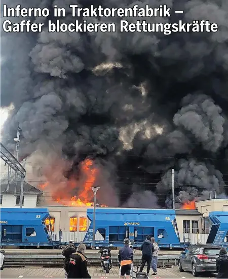  ?? 20M ?? Der Grossbrand, dessen Ursache noch unbekannt ist, zog viele Schaulusti­ge an.