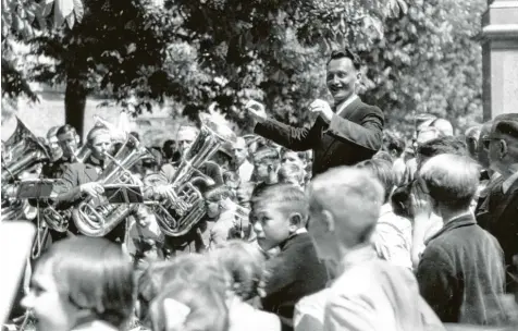  ?? Fotos: Ulrich Mocka ?? 1953 gab der Posaunench­or der Christuski­rche ein großes Platzkonze­rt im Neuburger Hofgarten.