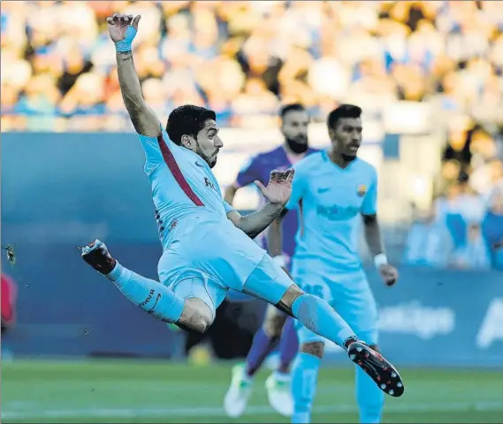  ?? FOTO: PEP MORATA ?? Remate espectacul­ar de Luis Suárez El uruguayo se reencontró ayer con el gol y logró un doblete que le permite meterse entre los diez máximos goleadores de la historia del club
