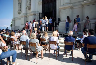  ?? (Foto, Fabio Parisotto) ?? All’esterno
Le sedie posizionat­e fuori dal santuario dove ieri potevano entrare massimo 200 fedeli alla volta, molti sono arrivati a piedi o in bicicletta