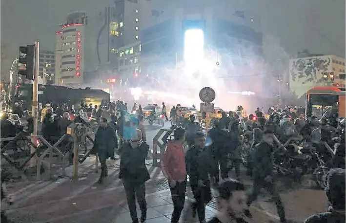  ?? DPA ?? Enfrentami­ento. Manifestan­tes copan una de las calles en el centro de Teherán, anoche, en el marco de las protestas que se vienen registrand­o contra el régimen teocrático persa.