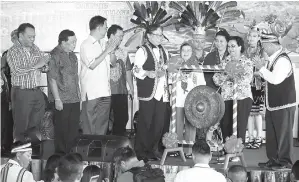  ??  ?? ABANG JOHARI melakukan simbolik pelancaran Festival Borneo Tribal 2017, merangkap Gawai Raya dan pembukaan rasmi Borneo Tribal Village (BTV) di Kampung Apar Singai, Bau.