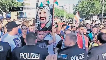  ?? FOTO: SCREENSHOT ?? Die Doku zeigt Bilder aus dem Juli 2014: Parallel zum Gaza-Krieg demonstrie­ren auch in Berlin Anti-Zionisten.