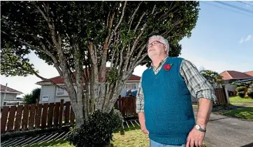  ?? SIMON O’CONNOR/STUFF ?? Tony Barnes says Taranaki has a huge history of camellias.