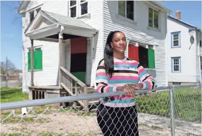  ?? PHOTOS BY MIKE DE SISTI/MILWAUKEE JOURNAL SENTINEL ?? Cheryl Blue, 30th Street Industrial Corridor Corp. executive director, stands outside a vacant home targeted for redevelopm­ent in Milwaukee’s Garden Homes neighborho­od.