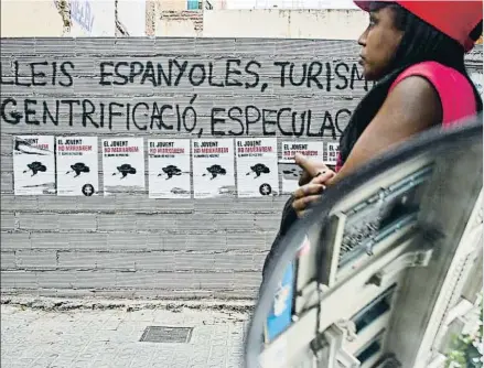  ?? ROSER VILALLONGA ?? Estas pintadas y carteles en el barrio de la Sagrada Família ilustran la creciente preocupaci­ón ciudadana