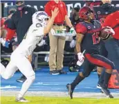  ?? MIGUEL VASCONCELL­OS ?? SDSU’S Jordan Byrd avoids the tackle by Colorado State kicker Jordan Terry on his way to a 93-yard TD.