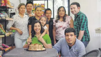  ??  ?? > Aarona Leyva Cervantes con su nieta y sus compañeros de trabajo que la homenajear­on.