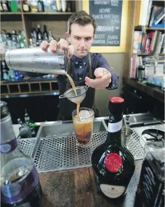  ??  ?? Little Jumbo bartender Kyle Guilfoyle mixes a Burdock & Bramble cocktail in honour of the Duke and Duchess of Cambridge, who arrive today in Victoria.