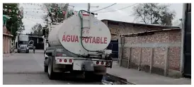  ?? ?? l
COMPRAN LÍQUIDO. El exdelegado del lugar señaló que el agua que reciben cada semana no alcanza para subsistir y los vecinos tienen que comprar garrafones para su consumo.