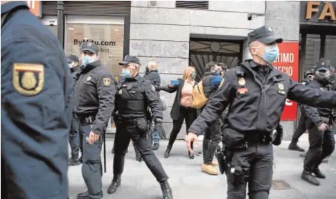  ?? ISABEL PERMUY ?? Agentes de la Policía Nacional durante un operativo en las cercanías de la Puerta del Sol