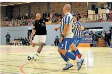  ?? FOTO: SEMMLER ?? Robin Blaser (links) zieht im Finale des Turniers des SV Hülzweiler ab. Er besiegte mit den SF Köllerbach den SV Wallerfang­en mit 6:1.