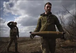 ?? EFREM LUKATSKY — THE ASSOCIATED PRESS ?? Ukrainian soldiers carry shells to fire at Russian positions on the front line last month in the Donetsk region.