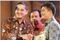  ?? IMAM HUSEIN/JAWA POS ?? UNTUK INDONESIA: Wapemred Jawa Pos Suprianto (kanan) menerima award dari Putra Nababan tadi malam.