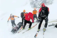  ?? Slovenští záchranáři převážejí těla obětí. FOTO HZS ?? Tragédie.