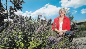  ?? JULIE JOCSAK TORSTAR ?? Columnist Theresa Forte is shown in her Niagara Falls garden.