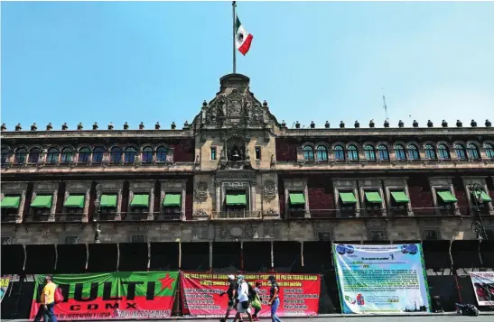  ?? AP ?? Mensajes contra el presidente Andrés Manuel López Obrador frente al vallado Palacio Nacional, sede del Gobierno de México