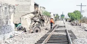  ??  ?? En el accidente que involucró un vagón de ferrocarri­l falleciero­n cinco personas.