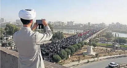  ?? (AP) ?? Estudiante­s en la calle. En la ciudad de Ahvaz, los jóvenes se manifestar­on a favor del régimen.