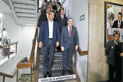  ?? JORGE CARABALLO ?? Enrique Ochoa y José Antonio Meade, al término de una reunión con legislador­es priistas.