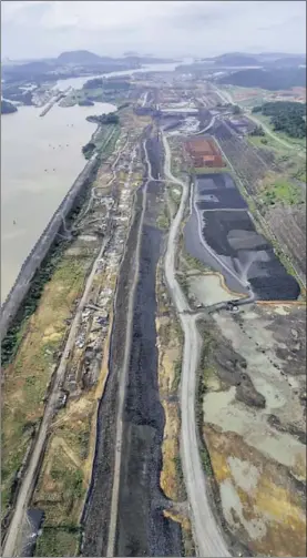  ??  ?? Tramo del canal de Panamá en cuya construcci­ón participó FCC.