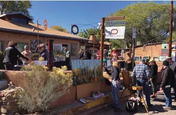  ??  ?? 3
Artists and collectors gather at Canyon Road Contempora­ry during the 2018 paint out.
3