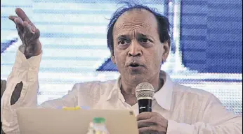  ?? RAVI KUMAR/HT ?? Author Vikram Seth during a session on the second day of the Khushwant Singh Literary Festival in Kasauli on Saturday.