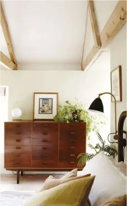  ??  ?? THIS PAGE The mid-century chest in the master bedroom is by Børge Mogensen. The modern table lamp is from Flos; the Victorian brass bed is from Wessex Antique Bedsteads, the BL6 wall light is by Bestlite and the velvet cushions are by Kirsten Heckterman­n.