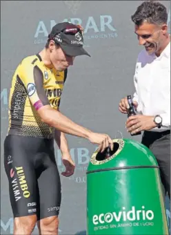  ??  ?? PODIO. Roglic y Pereiro reciclan la botella de cerveza con la que brindó.