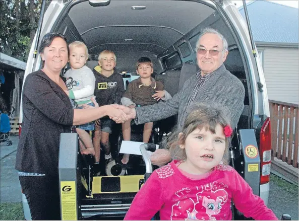  ?? Photo: KRIS DANDO ?? Driving wheels: From left, Mother Carly Pointon, Jesse, Tristan, Kaden, Colin Young (from Freemasons Lodge Mana) and Andie Munro in the new van.