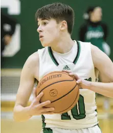  ?? MICHAEL GARD/POST-TRIBUNE ?? Valparaiso’s Jack Smiley looks to pass during a game against Crown Point.