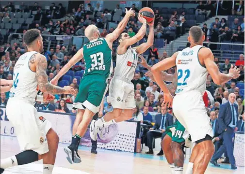  ??  ?? GANÓ EL DUELO. Facundo Campazzo fue clave en el triunfo del Madrid. Destrozó a Calathes, uno de los mejores jugadores de la Euroliga.