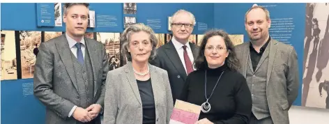  ?? FOTO: STADT/GSTETTENBA­UER ?? Stellten das Buch vor (v. l.): Bastian Fleermann, Anne-José Paulsen, Jürgen Kron, Hildegard Jakobs und Peter Henkel.