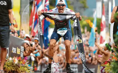  ?? Foto: Marco Garcia, dpa ?? Der große Moment des Jan Frodeno: Nach 7:51:13 Stunden erreicht er das Ziel und gewinnt damit den berühmten Triathlon auf Hawaii.