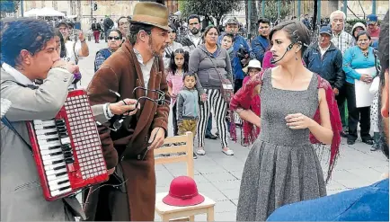  ?? JAIME MARÍN / EXPRESO ?? Artistas. Rodeados de público, los actores forman el teatro al aire libre. Con las escenas teatrales se busca dar vida a los mitos e historias de los barrios.