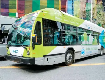  ??  ?? La mise en service des trois autobus électrique­s construits par l’entreprise québécoise Nova Bus est imminente, a annoncé hier la Société de transport de Montréal.
