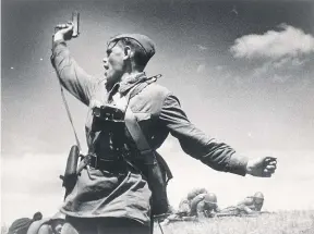  ??  ?? Младший политрук Алексей Ерёменко поднимает бойцов в атаку. 1942 год