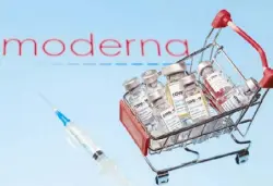  ?? REUTERS ?? A small shopping basket filled with vials labeled ‘COVID-19 – Coronaviru­s Vaccine’ and a medical sryinge are placed on a Moderna logo in this illustrati­on taken on Nov. 29.