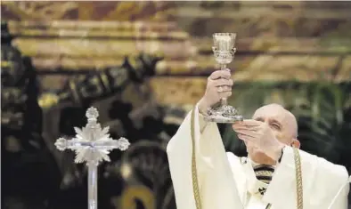  ?? EFE ?? El Papa Francisco, durante la misa crismal del Jueves Santo en la que se bendicen los aceites sacramenta­les.