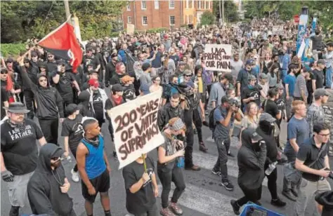  ?? EFE ?? Estudiante­s y activistas, en la contramarc­ha de los supremacis­tas ayer en Charlottes­ville