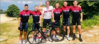  ?? (DR) ?? Jim Ratcliffe et son fils cadet George (à sa gauche), accompagné­s d’amis de ce dernier, l’été passé au sommet du col de La Madone.