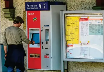  ?? Foto: Bernhard Weizenegge­r (Symbolbild) ?? Bahnkarten kann man nicht nur am Automaten kaufen, sondern auch im Internet. Das haben Betrüger genutzt: Sie ergaunerte­n die Tickets mit gestohlene­n Kreditkart­endaten und verkauften sie dann weiter.