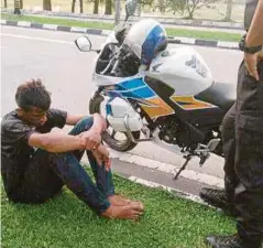  ??  ?? SEORANG lelaki yang ditahan selepas cuba melarikan diri ketika pemeriksaa­n anggota polis di Kawasan Kulim Hi-Tech, kelmarin.