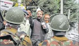  ?? PTI ?? Hurriyat Conference chairperso­n (centre) Mirwaiz Umar Farooq addressing a rally in Srinagar on Wednesday.