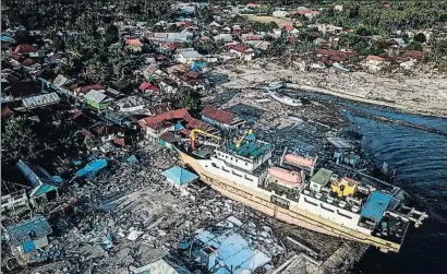  ?? ANTARA FOTO / MUHAMMAD ADIMAJA / EFE ?? Un barco llevado por el mar contra las viviendas en Wani, en la zona de Donggala