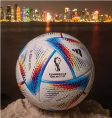  ?? ?? Al Rihla, il pallone che sarà utilizzato durante le sfide mondiali in Qatar dal 21 novembre al 18 dicembre